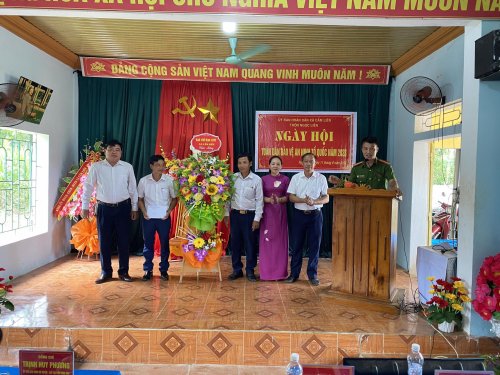 anh BTV tặng hoa.jpg