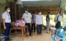 Trao quà hỗ trợ cho các hộ bị cách ly tại nhà có hoàn cảnh khó khăn